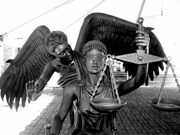 O Estado de Direito Paralelo do Judiciário em: o Paradoxo do Juiz Boca da Lei e o da Livre Convicção