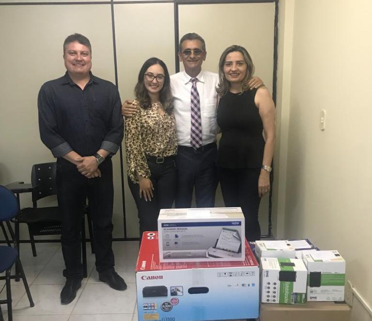 Assis Almeida entrega equipamentos eletrônicos e de informática à Subseção e CAA de Sousa